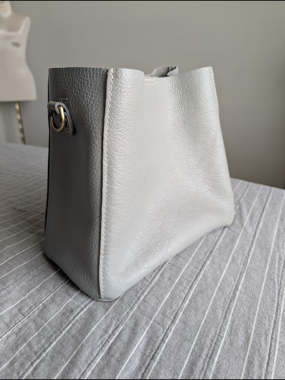 NWOT Butterfly Bucket Bag Pebbled Leather Crossbody in Light Gray No Strap - Picture 2 of 11